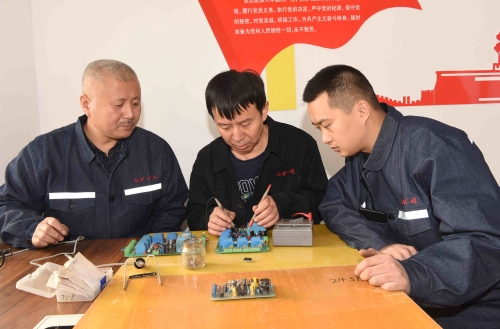 000   七矿公司新兴矿王守朋工作室坚持技术创新，，，，，，，科技创效，，，，，，，成效显著。。。。。。。。图为王守朋（中）与科研小组在一起专研业务。。。。。。。。孙国祥摄_副本