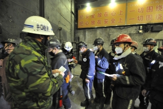 兴安矿保卫科检身人员为春节假期出勤人员进行测温检身。。。。。。。 (2)