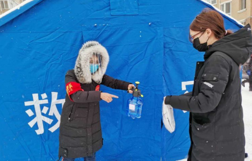 铁选厂党支部书记邱菊在为社区居民邮件消毒。。。。。。。