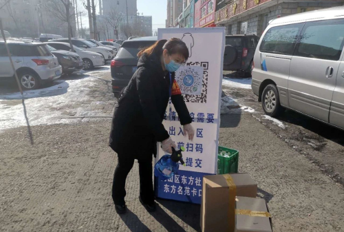 图为七矿公司铁选厂党员张玉莹冲在疫情防控的最前沿，，，，，，深入社区担任党员志愿者。。。。。。。（傅喜有摄）