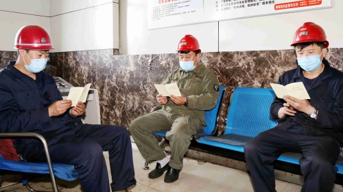 七矿公司上下深入学习贯彻习近平总书记关于安全生产工作重要指示精神。。。。。。图为龙选厂重选车间班长组织当班职工班中学习习近平总书记关于安全生产工作重要指示精神。。。。。。_副本