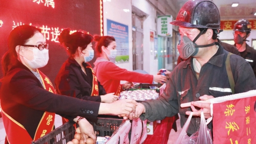 图为：东荣二矿女工将鸡蛋和牛奶递到职工手中，，，，，，叮嘱“安全第一”。。。。。。。。