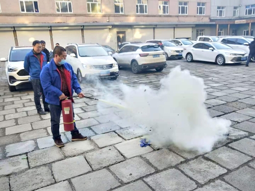 图为供电公司组织职工进行灭火器使用培训。。。。。王超 摄
