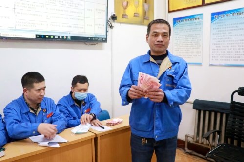 图为东荣二矿职工高兴地领回违章？？？？？？罘祷菇  李菁冶 摄