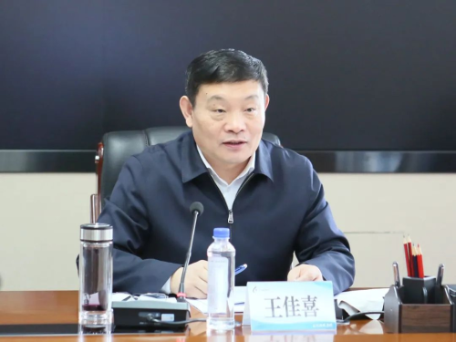 11月17日下午，，，，，，集团公司党委书记王佳喜主持召开集团公司党委理论学习中心组集中学习（扩大）会议